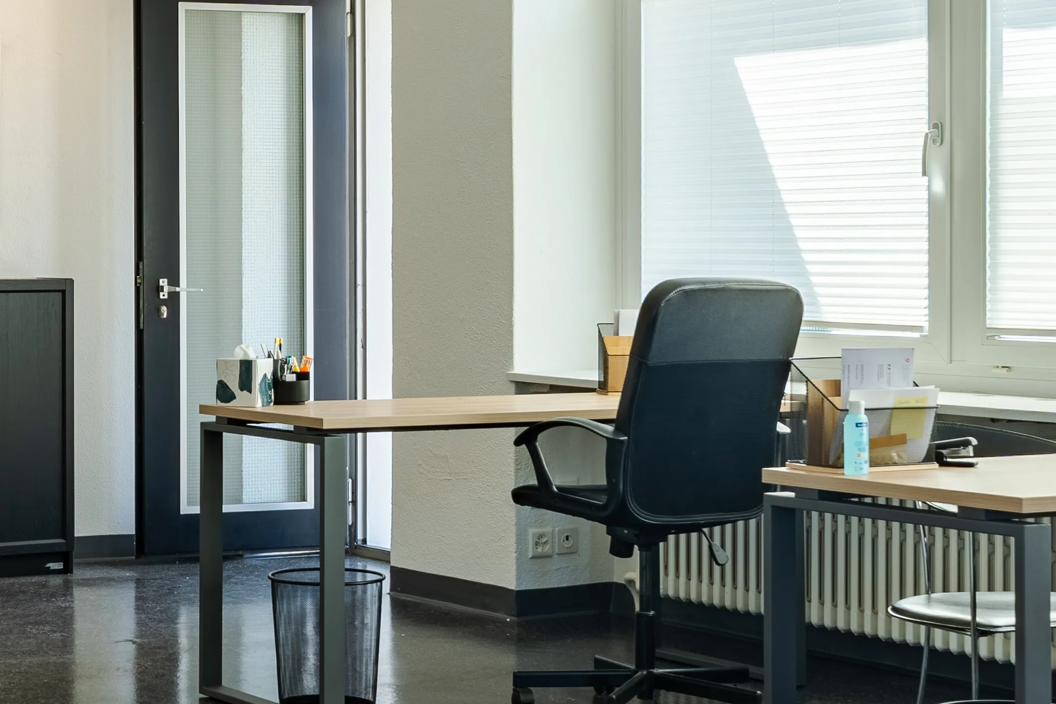 Büro und Empfang — Arbeitsplätze am Fenster