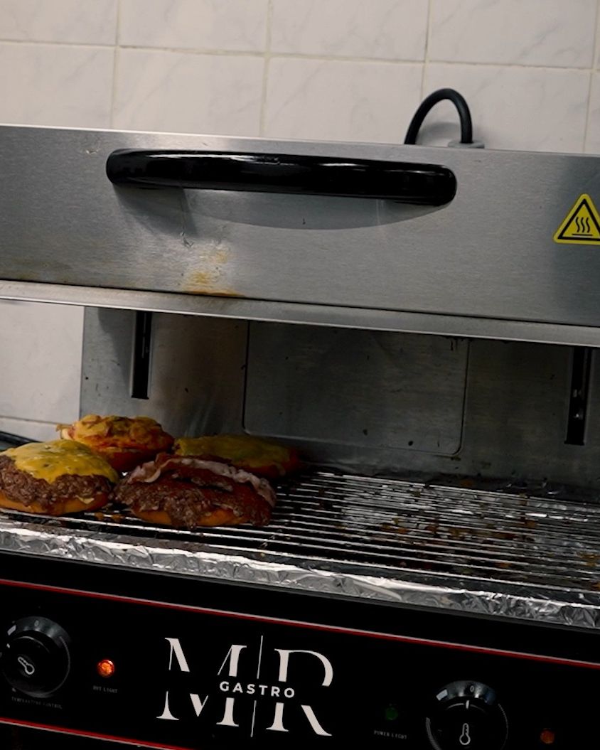 Pizza and burger restaurant, Olten SO — Salamander with M&R badge, in service (Still from video)