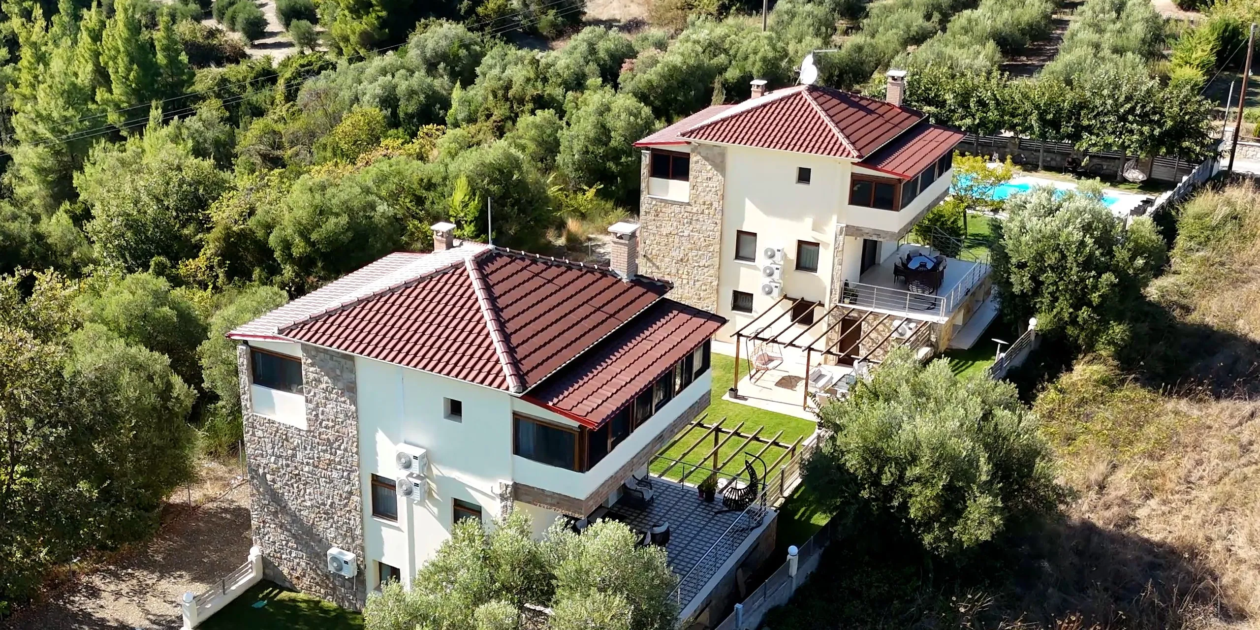 Villen mit Pool, Kryopigi, Chalkidiki, Griechenland — Zwei Villen hintereinander
