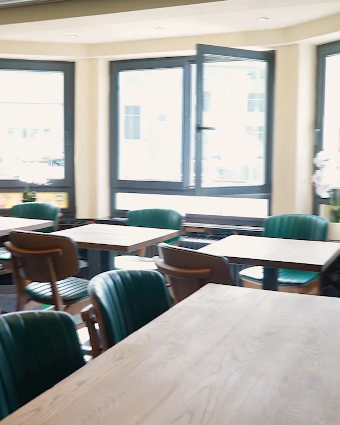 Restaurant with glazed terrace, Lausen BL — Dining room with a glazed bay window (Still from video)