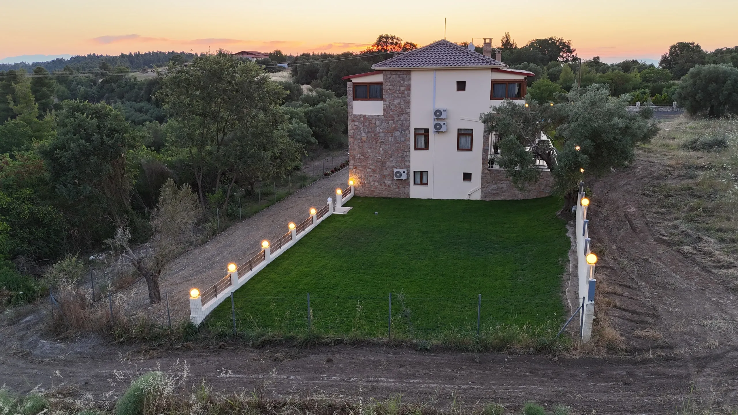 Villen mit Pool, Kryopigi, Chalkidiki, Griechenland — Villa im Abendlicht (Aufnahme 5 von 6)