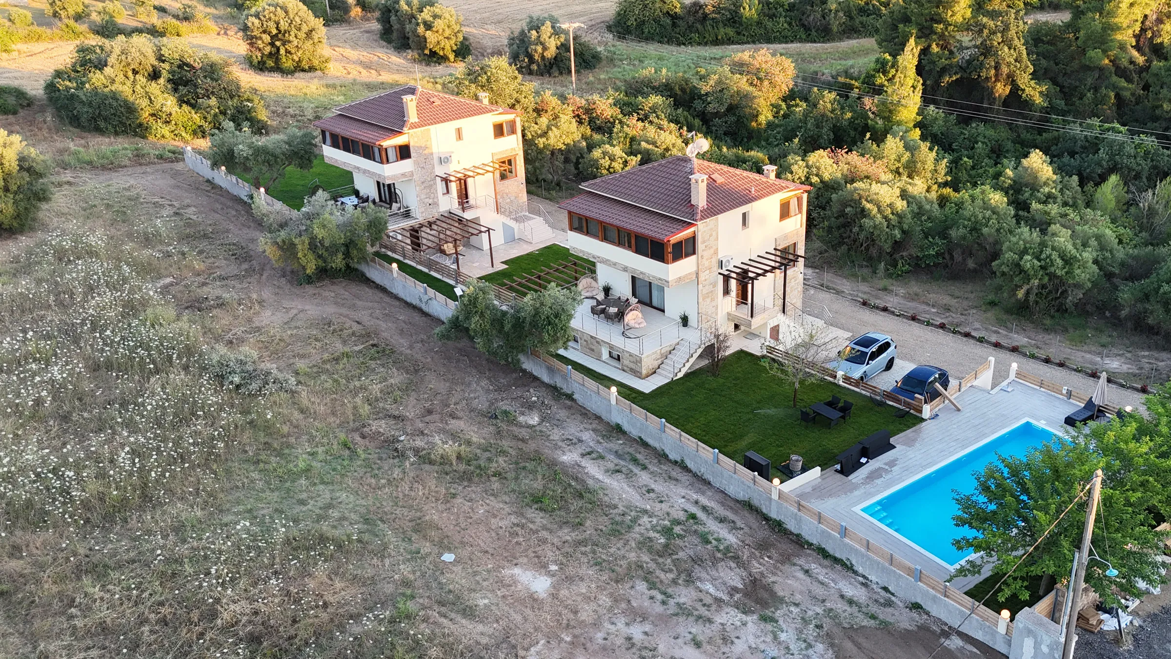 Villen mit Pool, Kryopigi, Chalkidiki, Griechenland — Zwei Villen mit Pool, Schrägluftbild (Aufnahme 1 von 6)