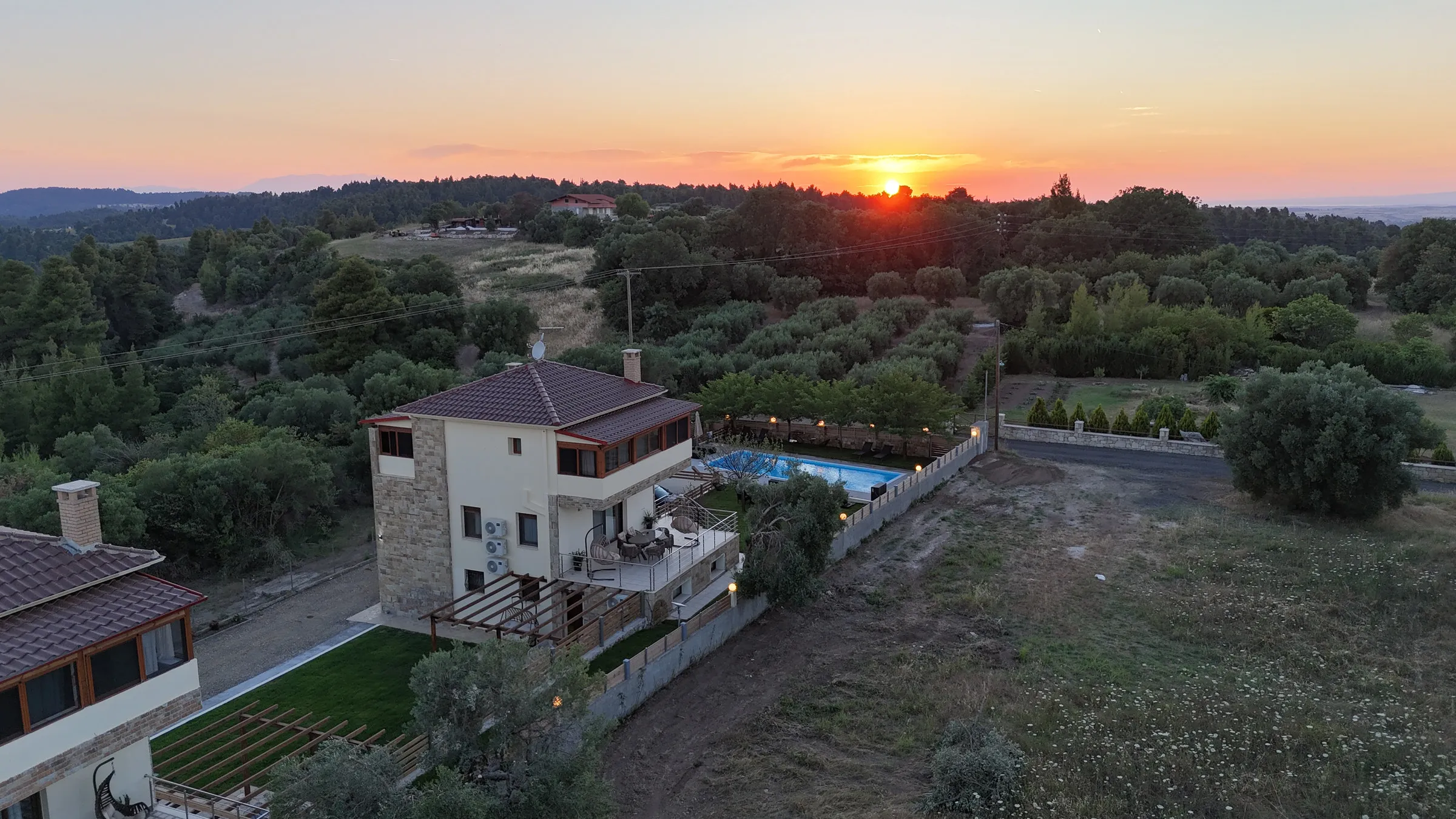 Villen mit Pool, Kryopigi, Chalkidiki, Griechenland — Villa bei Sonnenuntergang (Aufnahme 3 von 6)