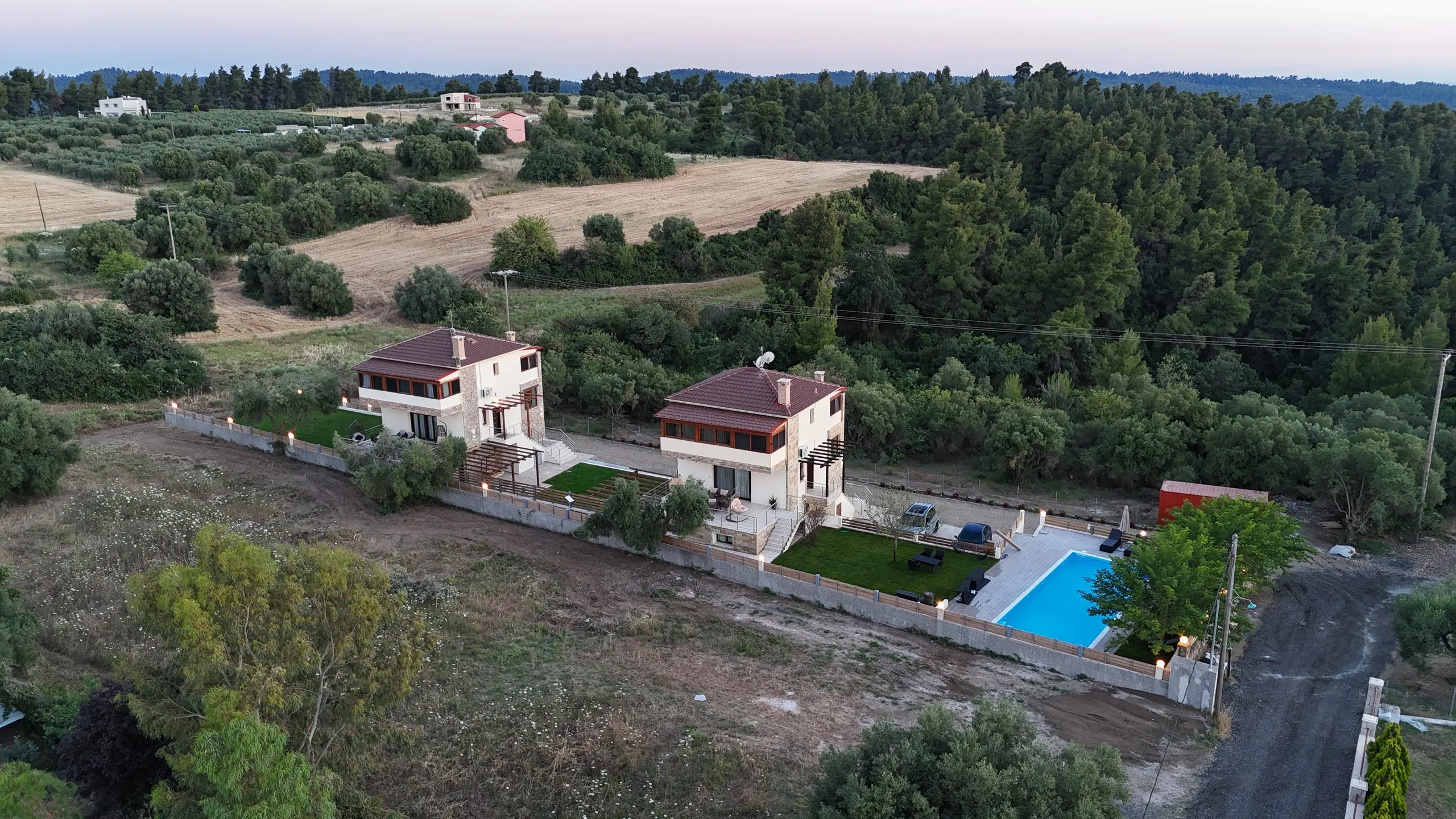 Villen mit Pool, Kryopigi, Chalkidiki, Griechenland — Zwei Villen mit Pool am Abend, Gesamtansicht (Aufnahme 4 von 6)
