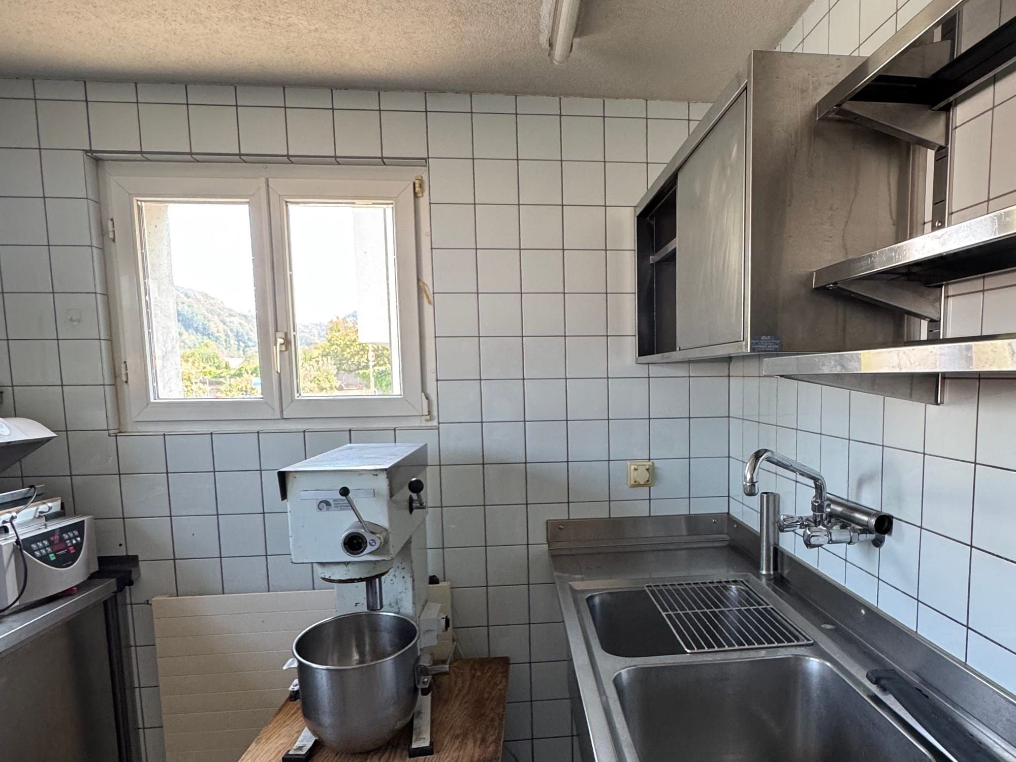 Restaurantküche, Aufmass, Wynigen BE — Küche im Bestand: Spülbereich und Fenster, beim Aufmass vor Ort