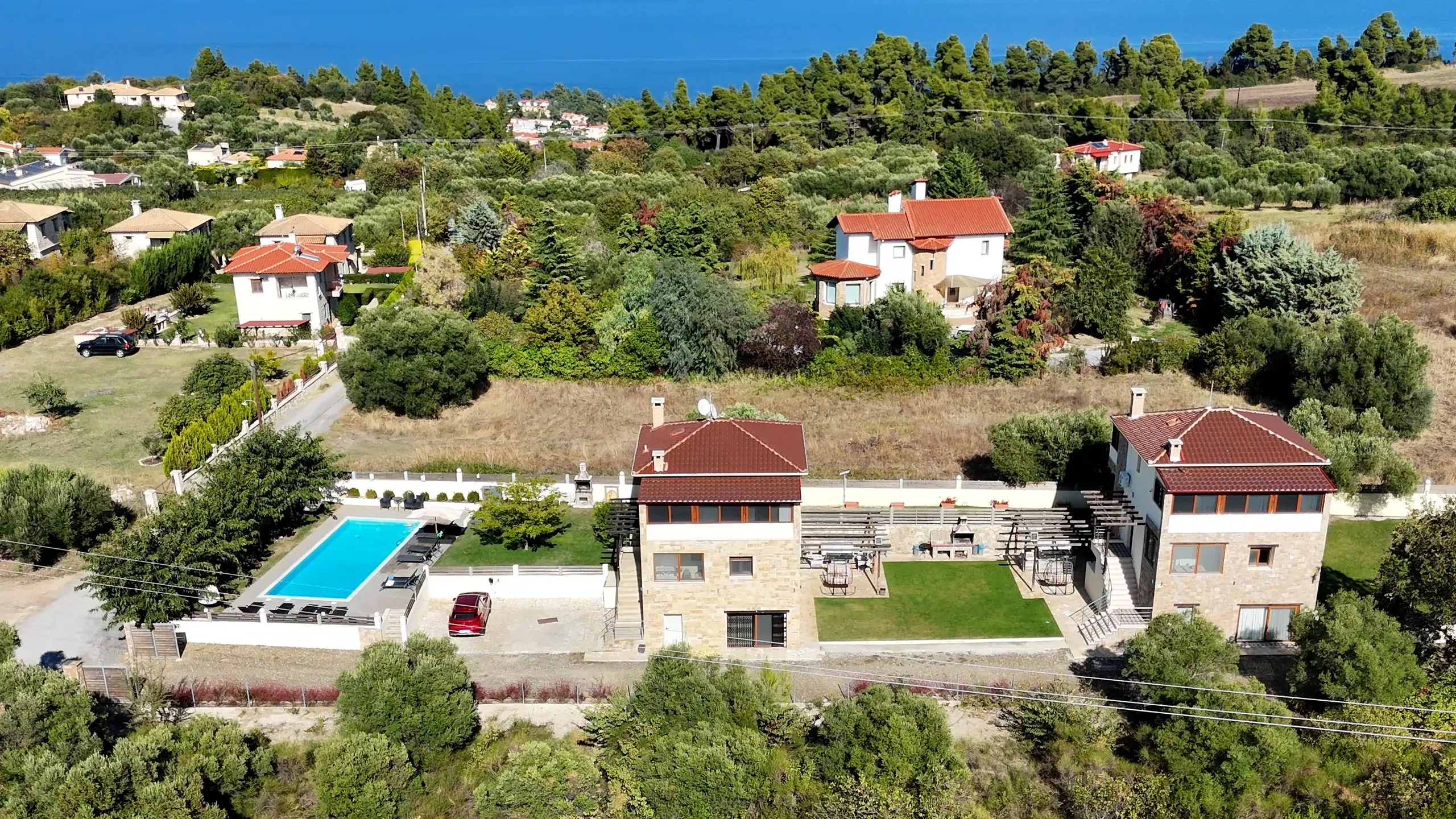 Villen mit Pool, Kryopigi, Chalkidiki, Griechenland — Das Grundstück, dahinter das Meer