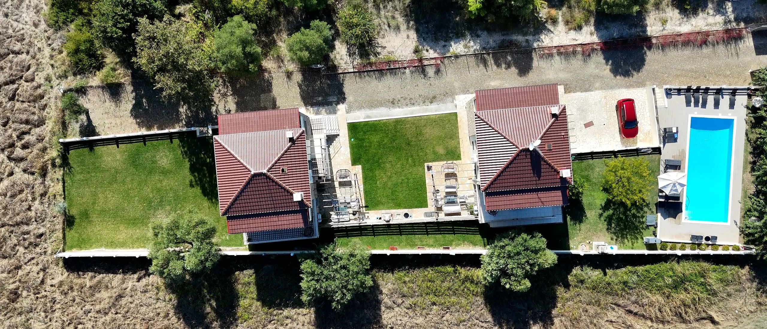 Villen mit Pool, Kryopigi, Chalkidiki, Griechenland — Das Grundstück von oben: zwei Villen, Gärten und Pool