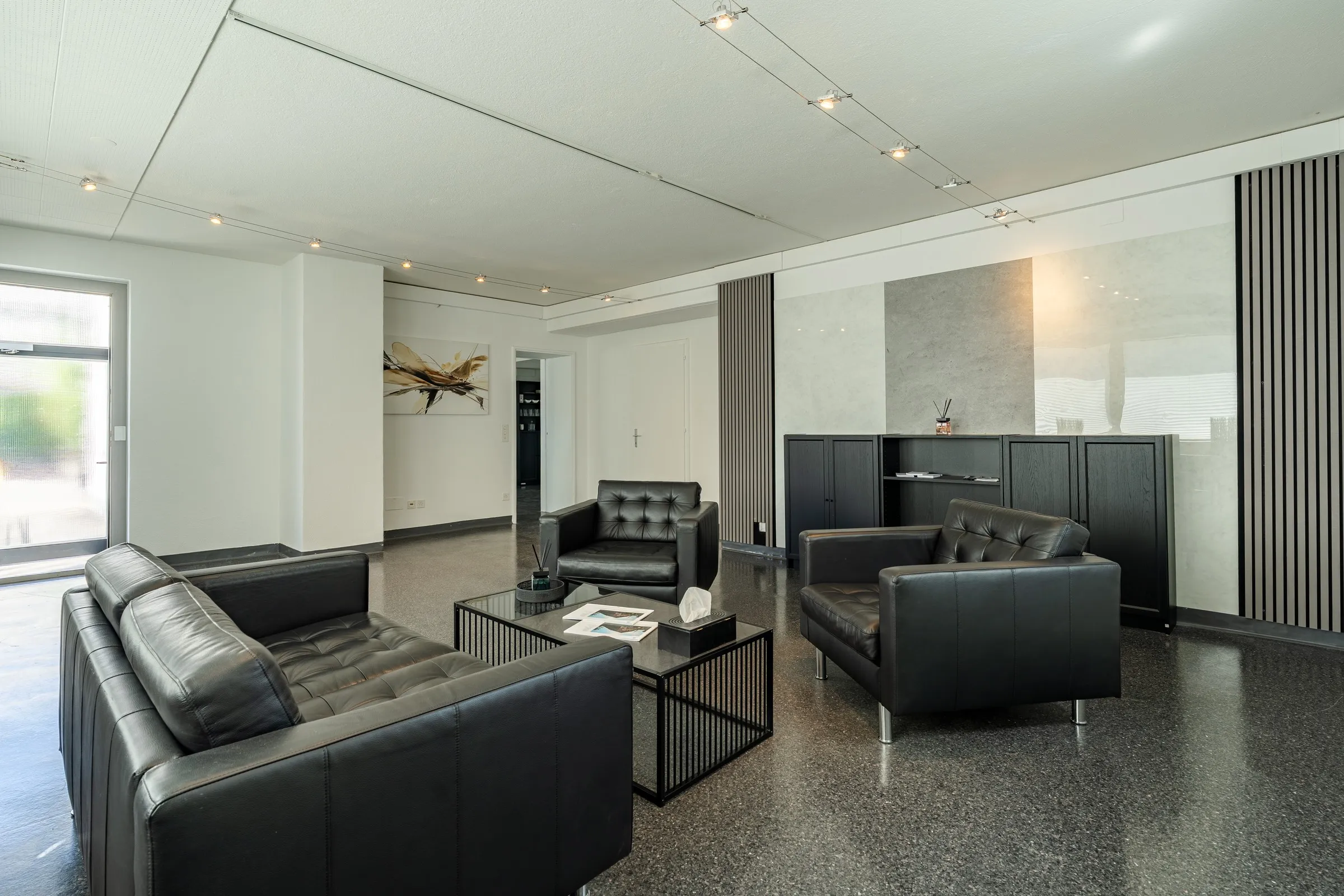 Büro und Empfang — Lounge mit Blick zum Eingang