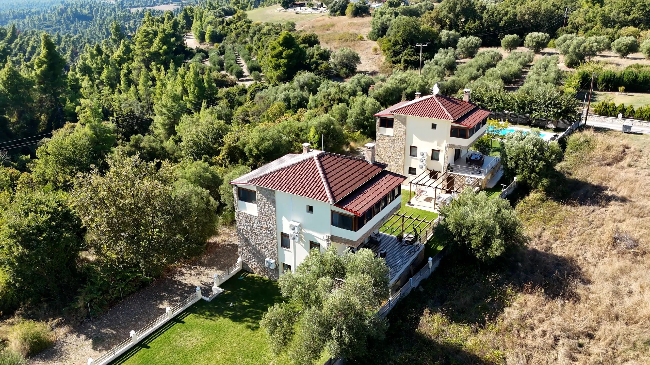 Villen mit Pool, Kryopigi, Chalkidiki, Griechenland — Zwei Villen hintereinander