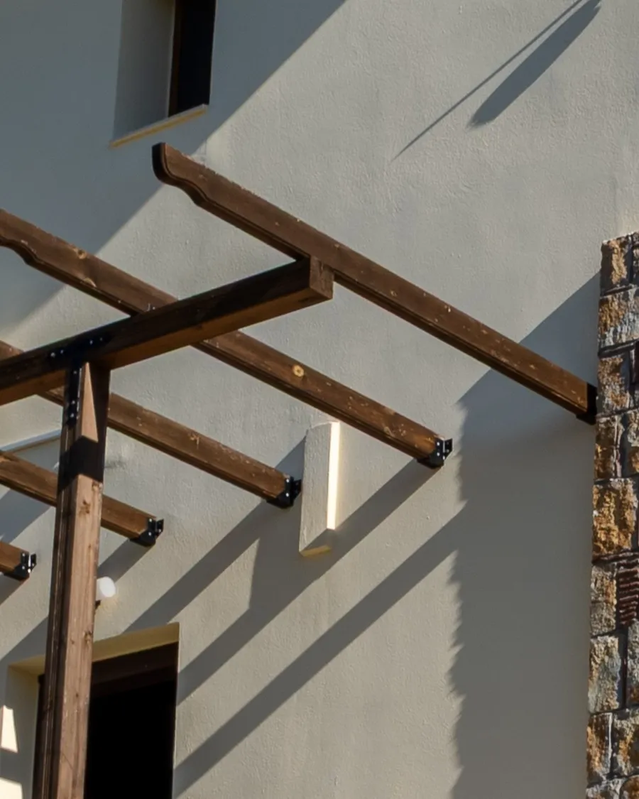 Villen mit Pool, Kryopigi, Chalkidiki, Griechenland — Holzpergola vor Putz und Naturstein