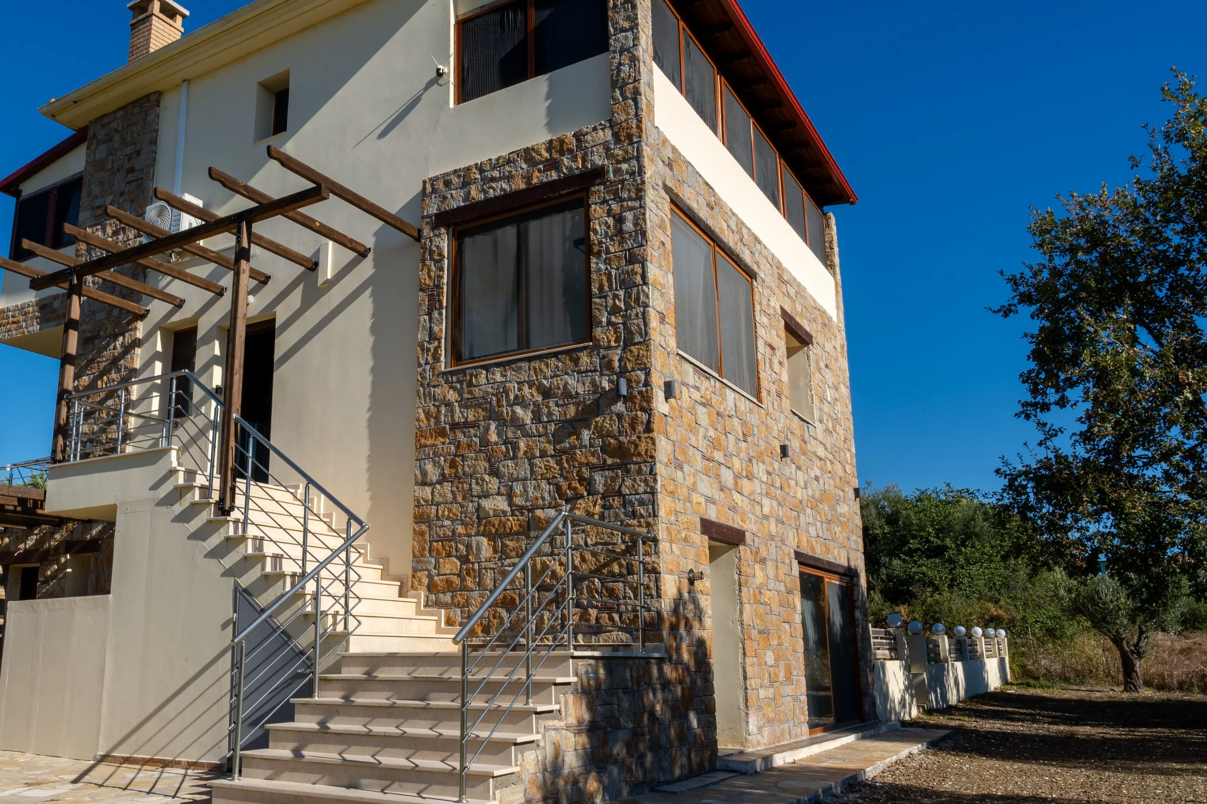 Villen mit Pool, Kryopigi, Chalkidiki, Griechenland — Aussentreppe unter der Holzpergola