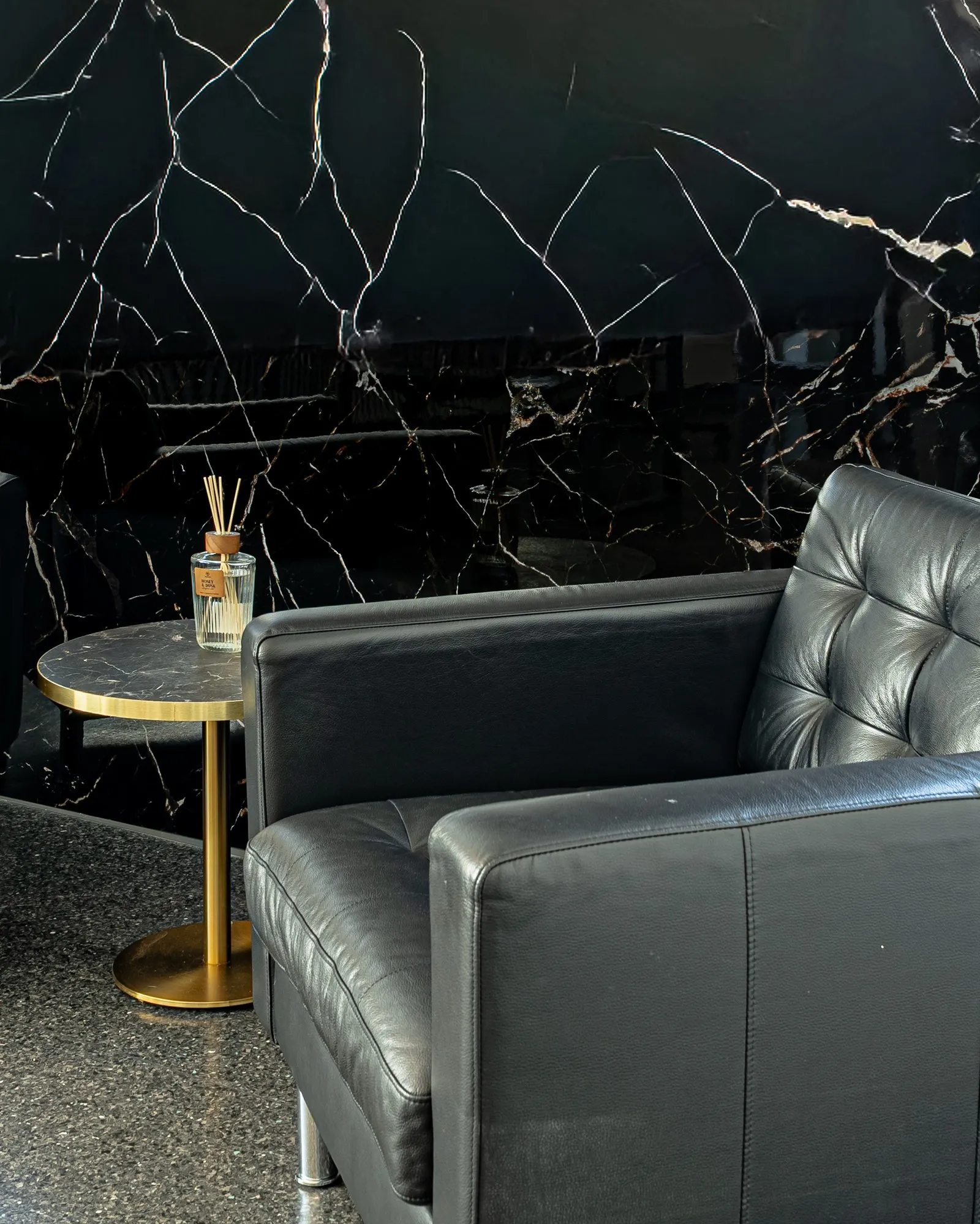 Büro und Empfang — Lounge vor der schwarz geäderten Wand