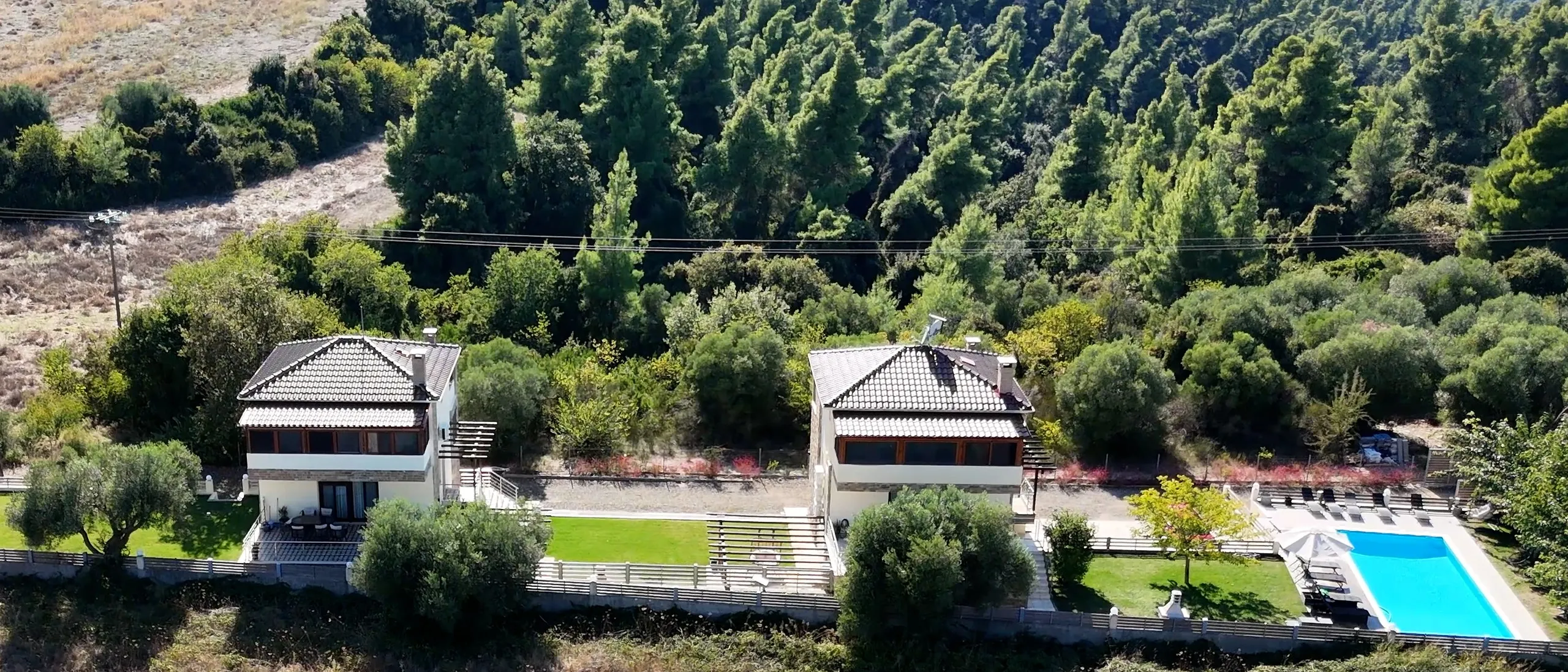 Villen mit Pool, Kryopigi, Chalkidiki, Griechenland — Zwei Villen und Pool im Grünen